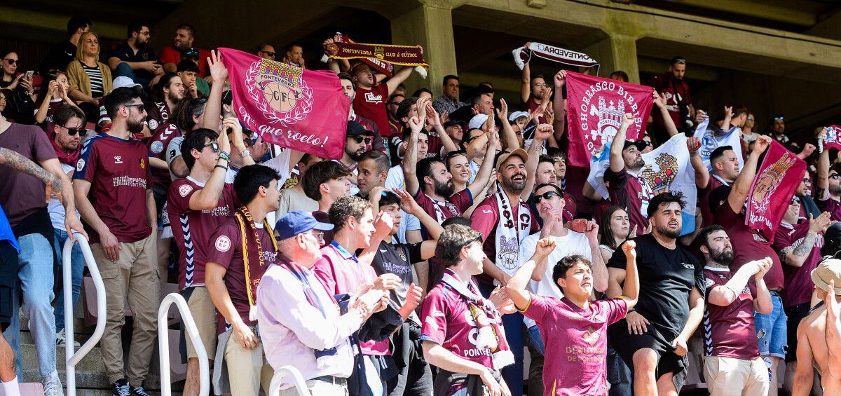 Afición del Pontevedra en el Vero Boquete