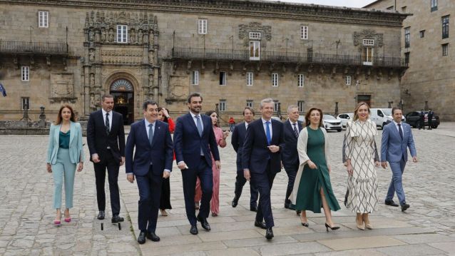 El presidente de la Xunta, Alfonso Rueda, posa para los medios con su nuevo equipo de gobierno antes de la toma de posesión de sus cargos