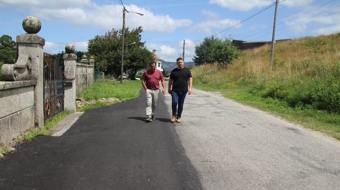 El concejal de Medio Ambiente, Urbanismo, Obras y Movilidad, Pablo Garrido, y el alcalde de Soutomaior, Manu Lourenzo, comprueban el estado de los caminos