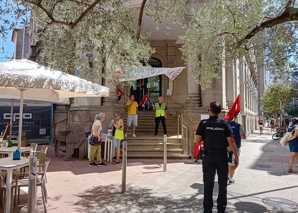 Protesta de traballadores de Correos pola non cobertura de persoal en vacacións