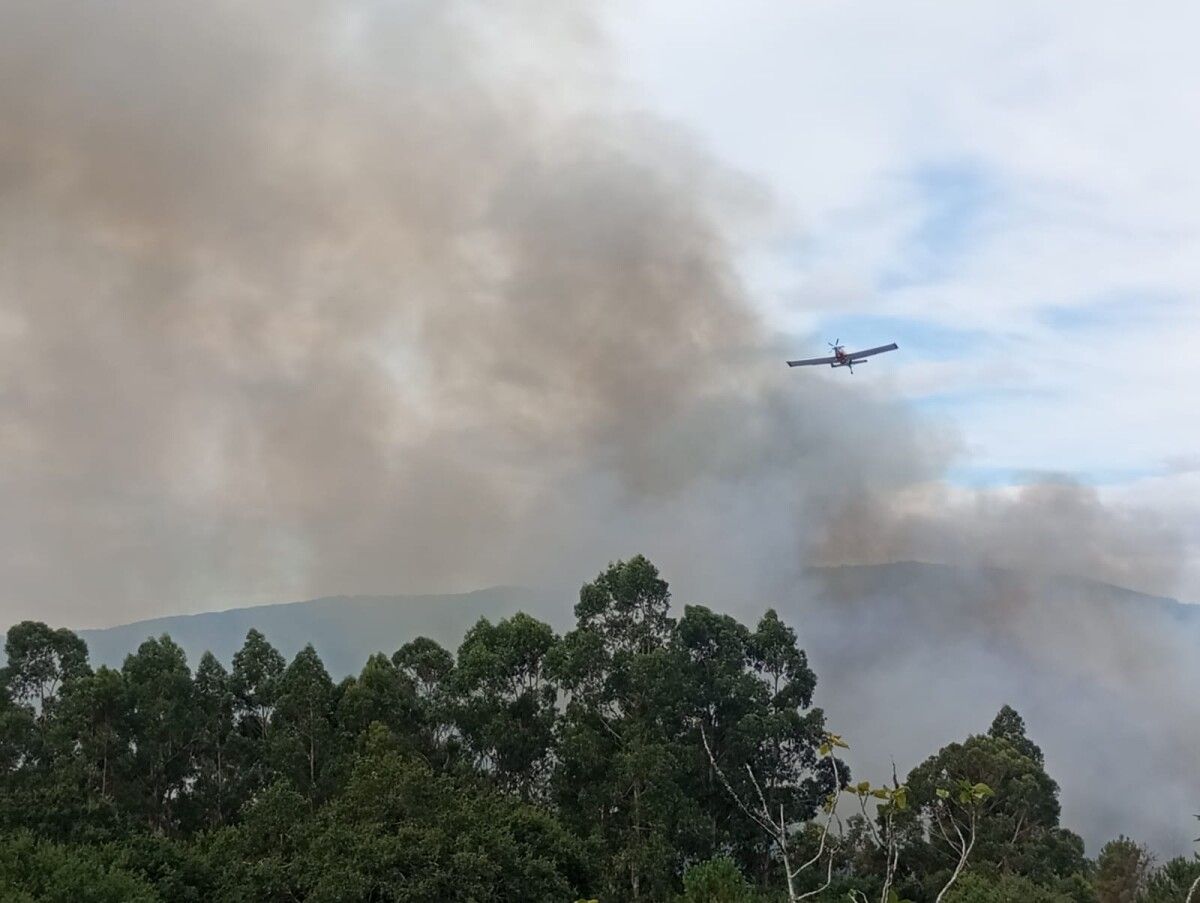 Medios aéreos no incendio declarado este sábado 17 de agosto en Ponte Sampaio