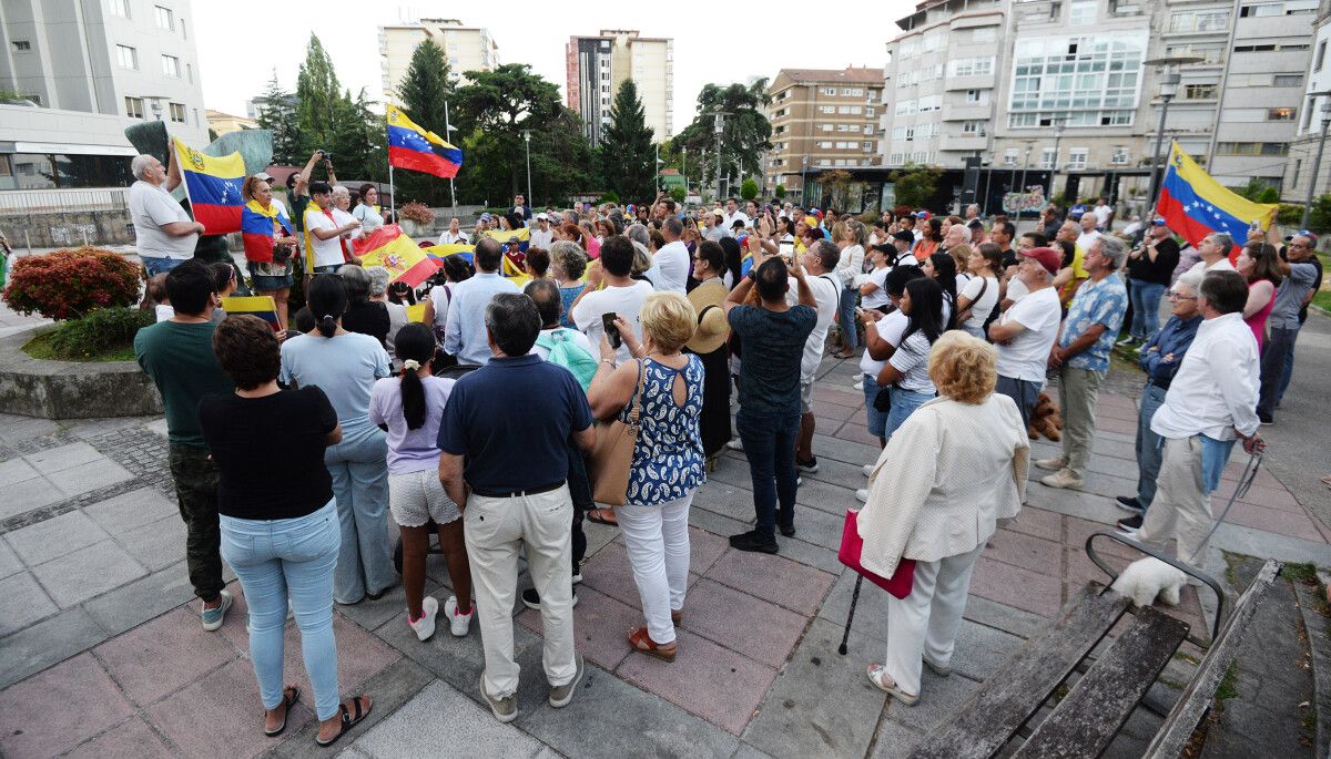 Protesta de representantes de la comunidad venezolana en la Praza da Liberdade