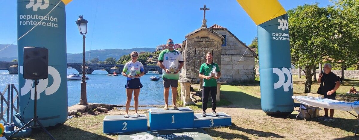 Entrega de medallas a los clubes en la Copa de España de Maratón de Ponte Sampaio