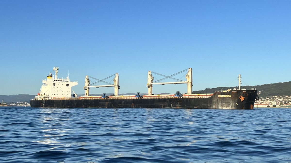 Graneleiro Cumbira no Porto de Marín