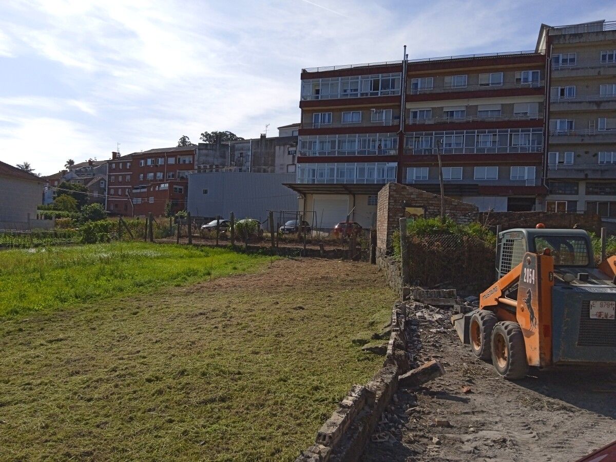 Obras para crear 20 plazas de aparcamiento en la Avenida Xosé Solla