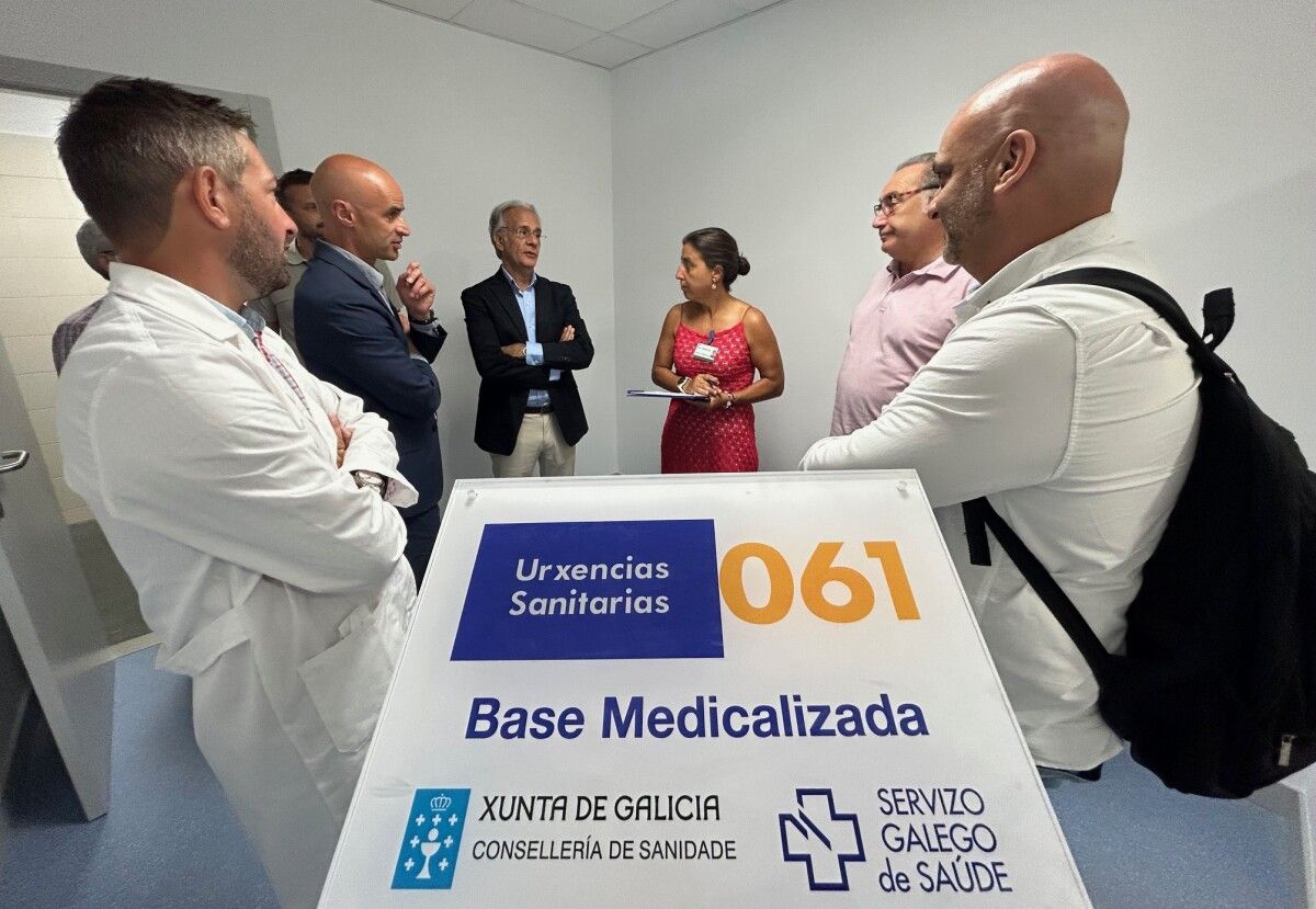 Responsables sanitarios en la nueva base de la ambulancia medicalizada de O Salnés