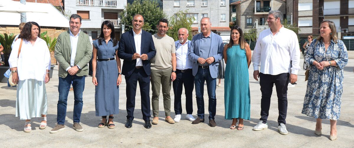 Autoridades y organizadores en la inauguración de la Festa do Mar de Combarro 2024