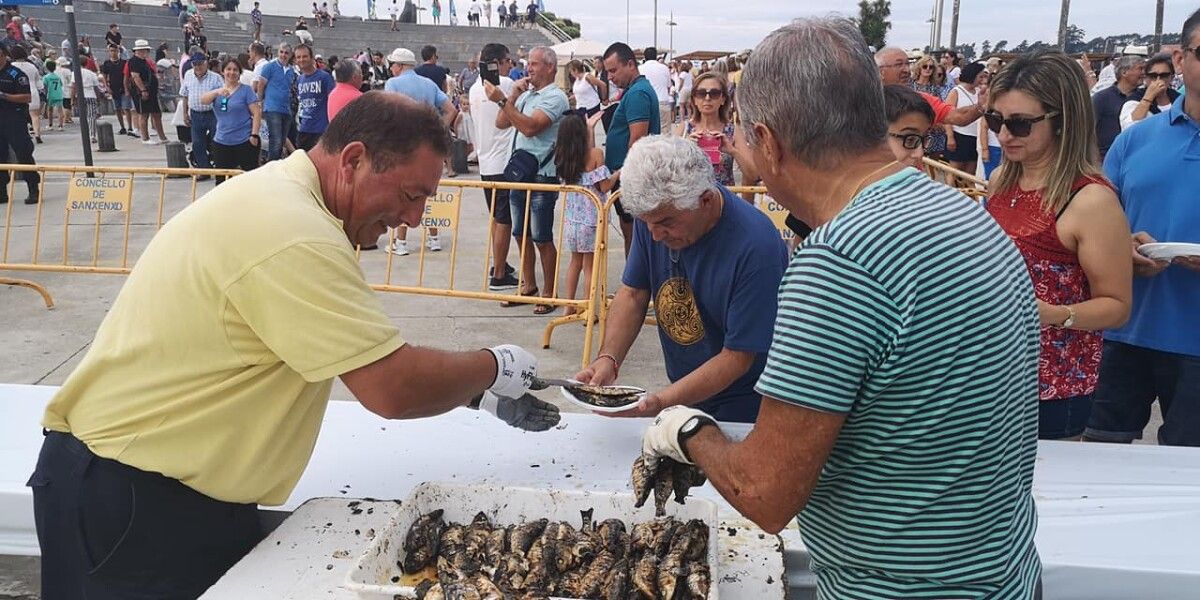 Entrega de sardinas gratuitas en el Día del Turista