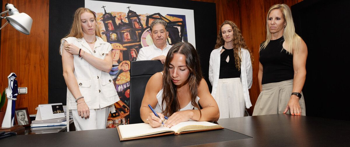 Antía Jácome firmando el Libro de Honra del Concello de Pontevedra