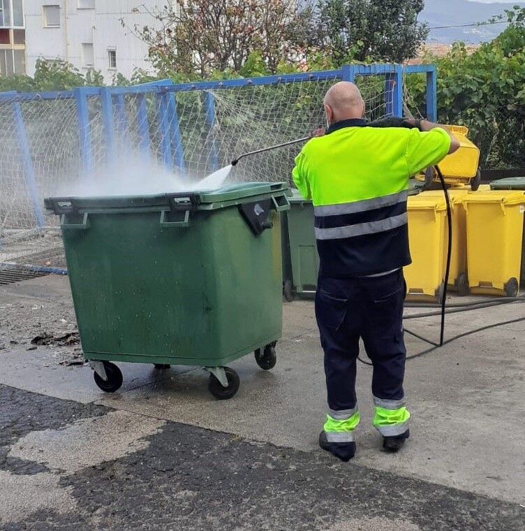 Limpieza de contenedores en Marín 