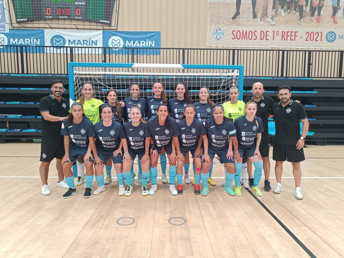 Plantilla del Marín Futsal con el cuerpo técnico