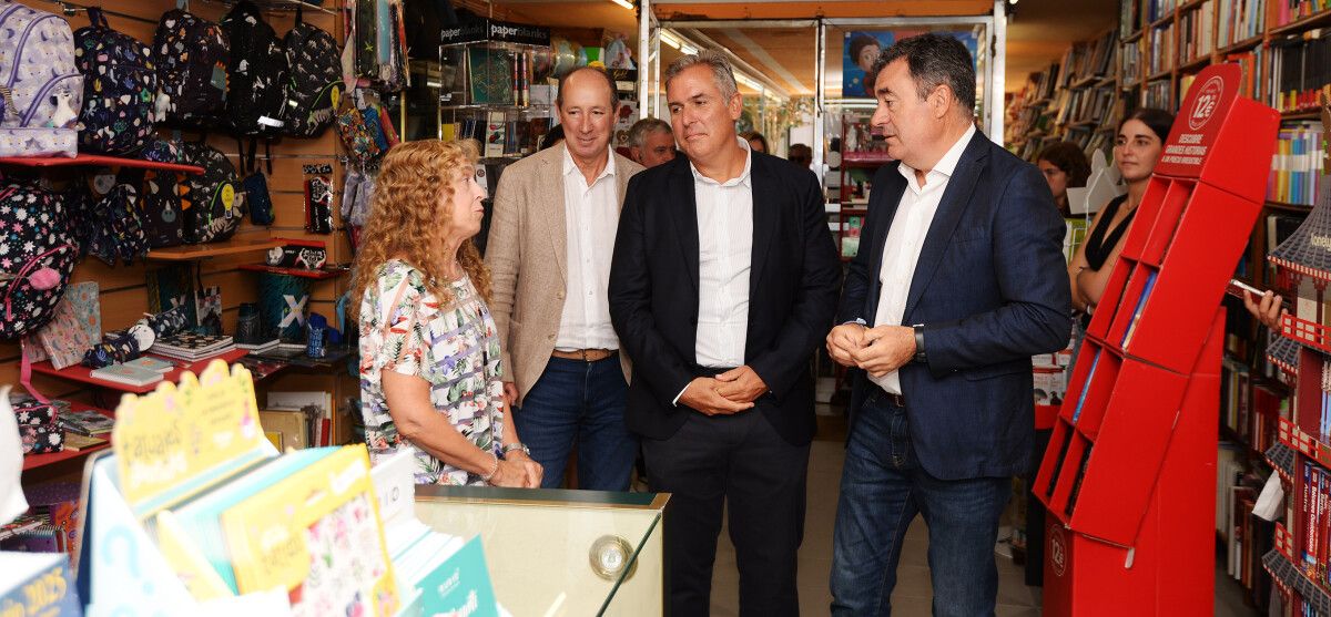 Jesús Manuel Álvarez Bértolo, Rafa Domínguez y Román Rodríguez charlan con la encargada de Librería Escolma