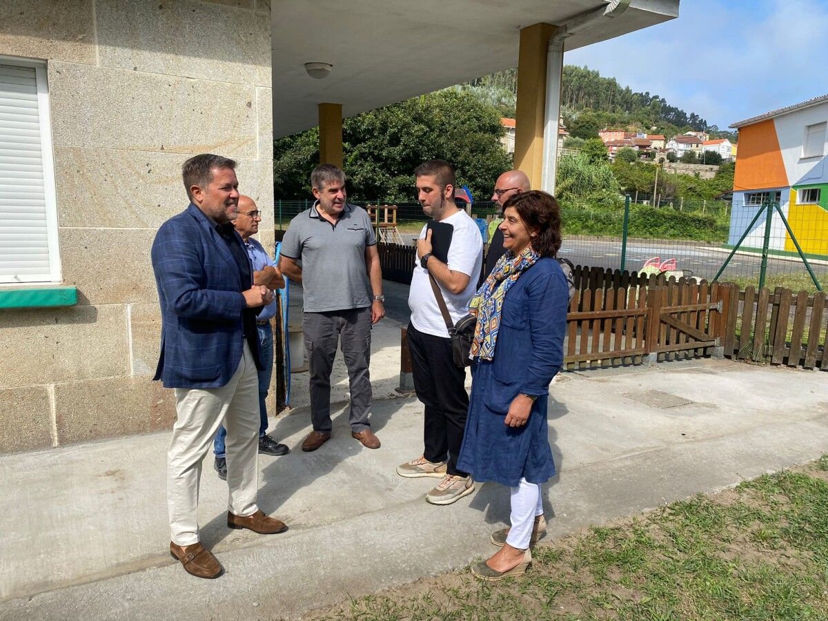 O xerente do Consorcio Galego de Servizos de Igualdade e Benestar, Perfecto Rodríguez, na escola infantil de Bueu