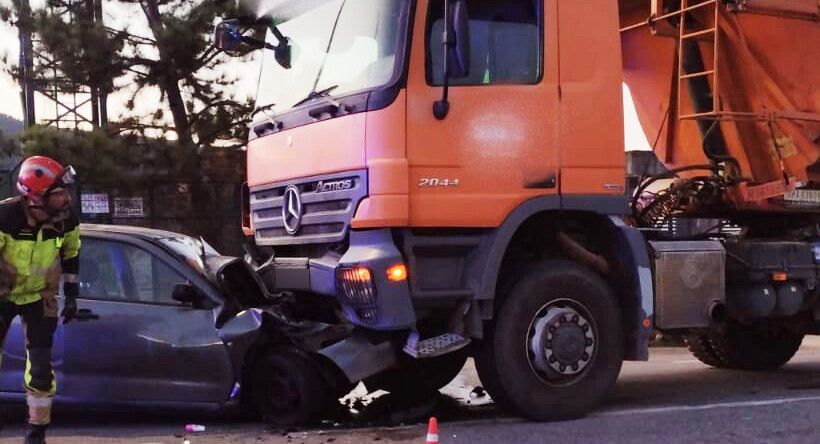 Accidente entre un turismo y un camión en Padrenda, Meaño