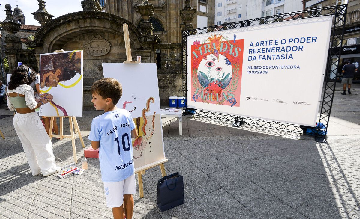 Actividad sobre la exposición 'A era das fábulas', en la Praza da Peregrina