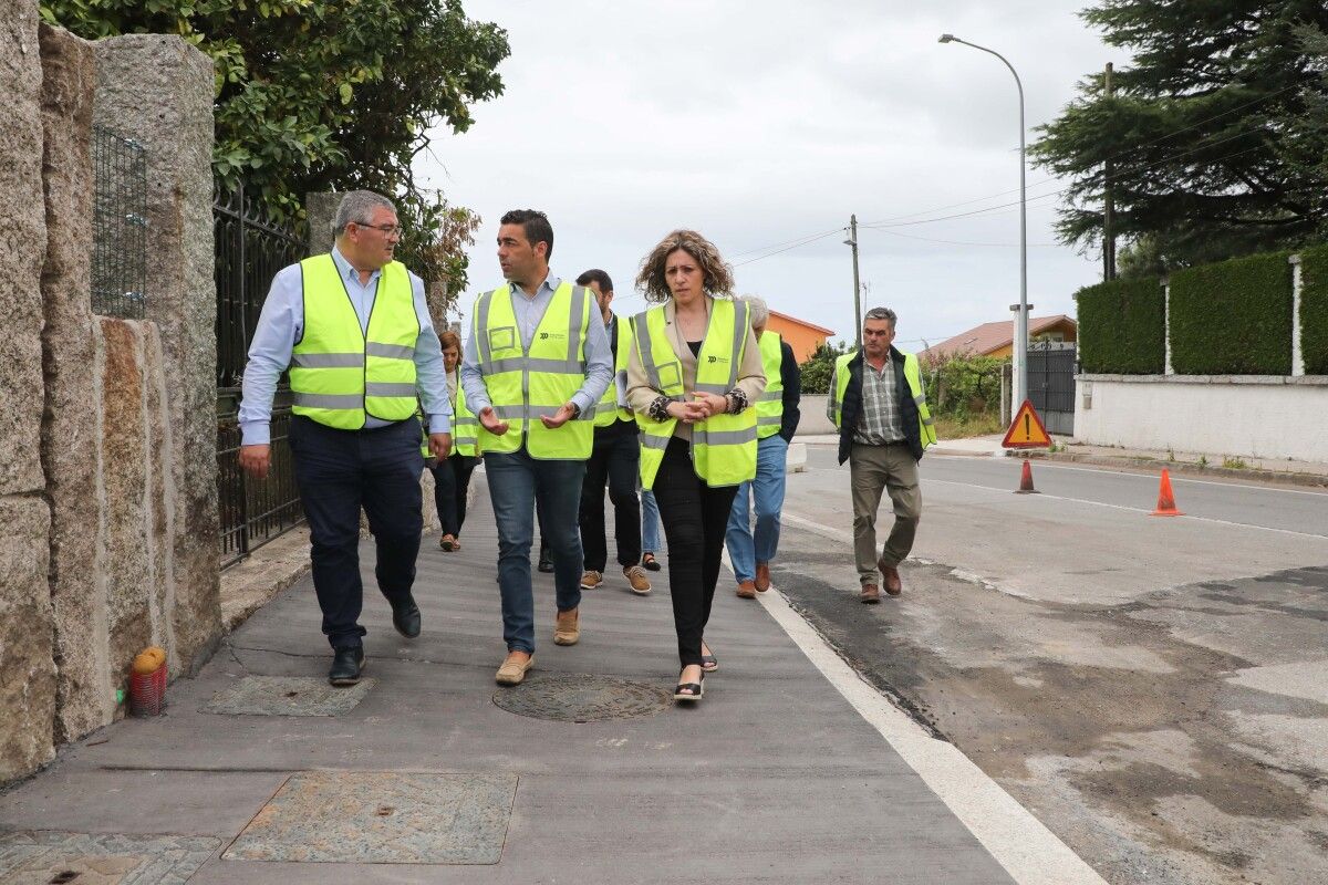 O alcalde de Ribadumia David Castro conversa con Luis López na visita ás obras