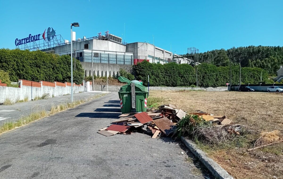 Verteduras incontroladas nos contedores da rúa escultor Acuña, na Urbanización de Fontesanta