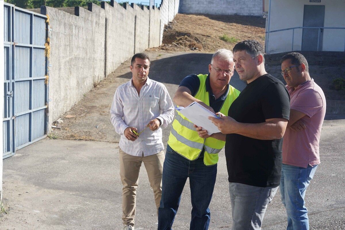 O alcalde visitou as obras no campo de fútbol de Soutomaior