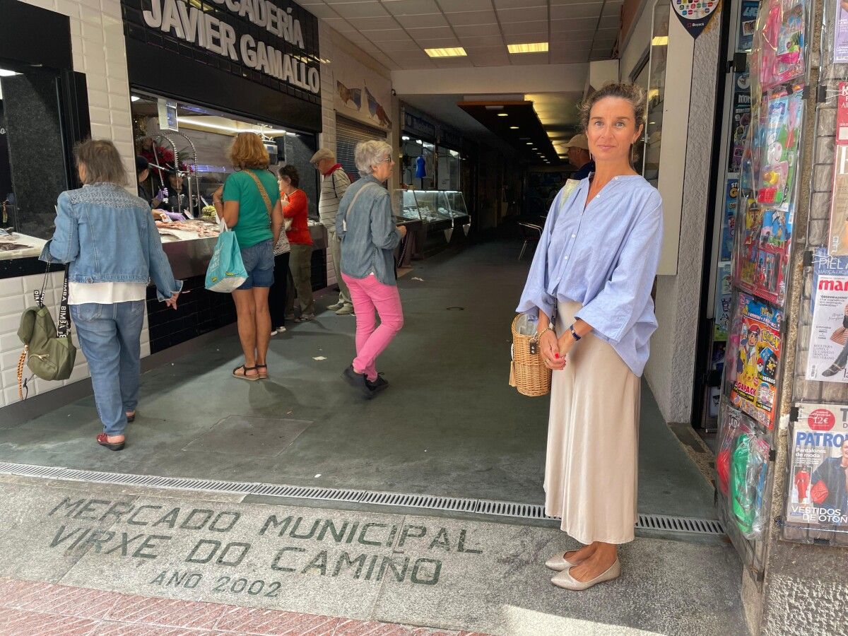 A concejala del PP Silvia Junco en el Mercado Virxe do Camiño