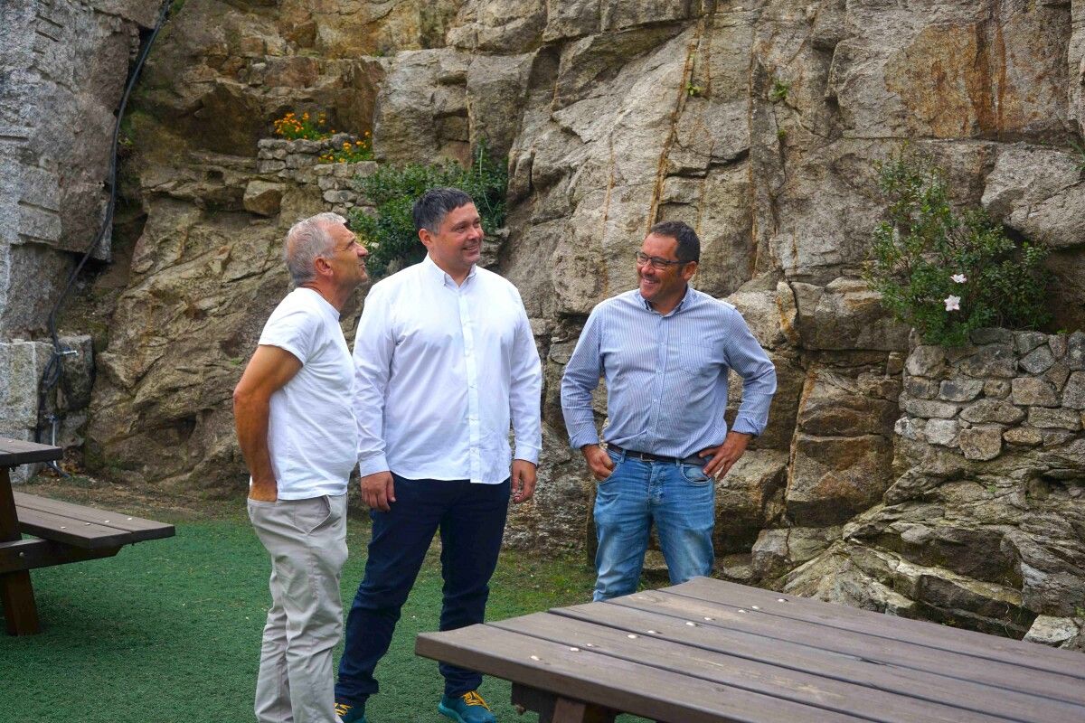 Manu Lourenzo, Pablo Garrido y Quico Obelleiro, en el CEIP Padín Truiteiro