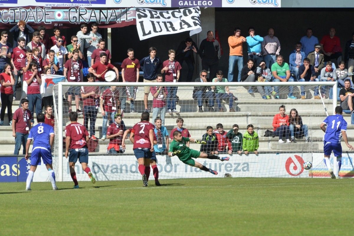 Silva marca de penalti el gol que significaba el empate a uno del Choco ante el Pontevedra en Pasarón