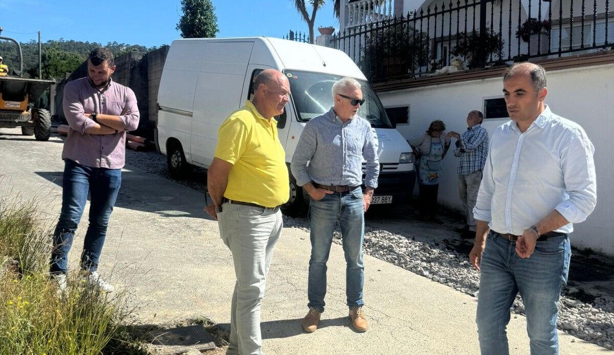 Angel Moldes y Marcial García visitan las obras de la travesía de San Xoán y del camino de Liñares