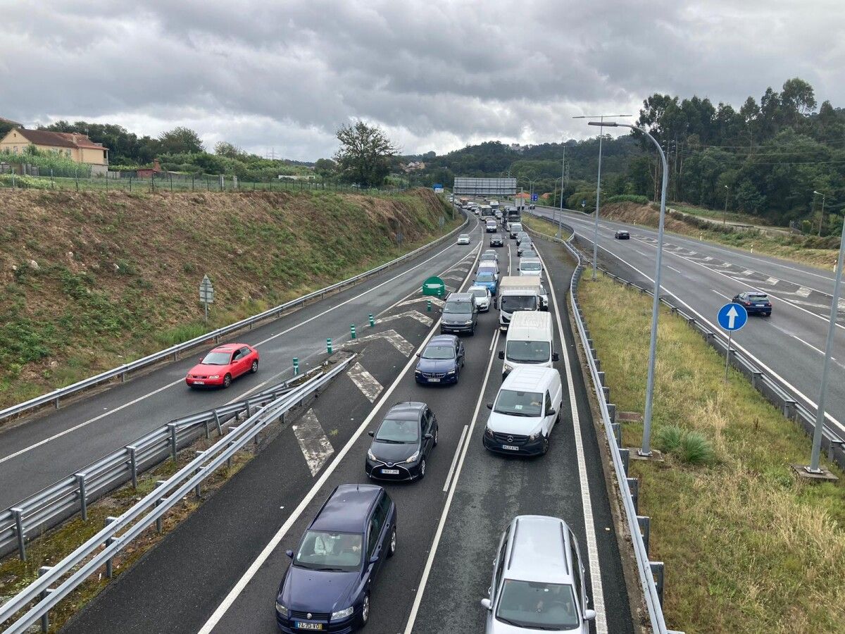 Vehículos en la autopista en dirección a Santiago, tras el accidente