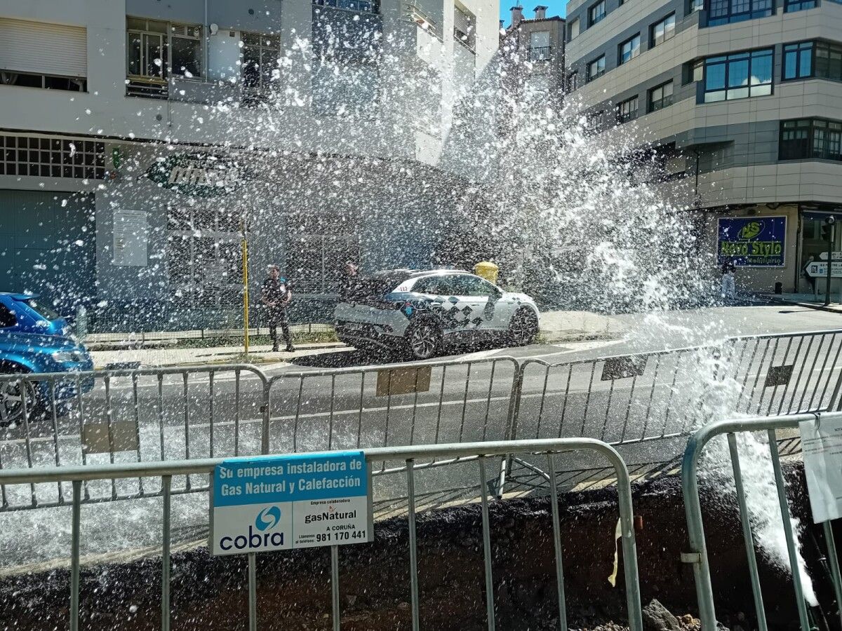 La Policía Local de Marín se acercó hasta la zona donde se registró la fuga de agua