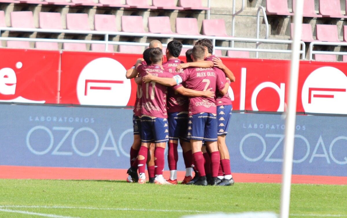 Partido entre SD Compostela e Pontevedra CF no Vero Boquete San Lázaro