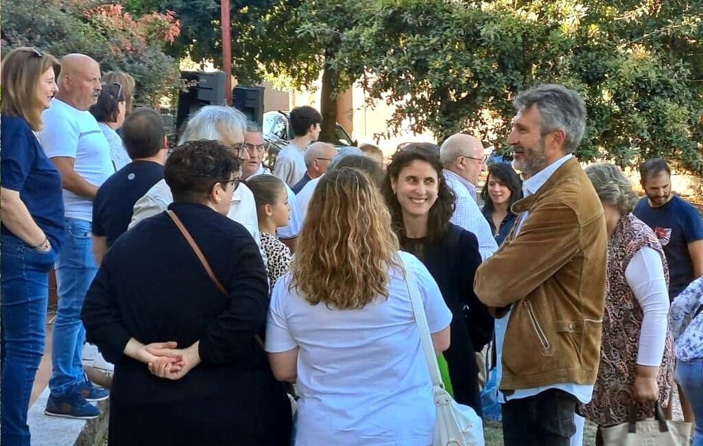 El alcalde Alberto Varela conversa con asistentes al acto de homenaje a Juan Barcala