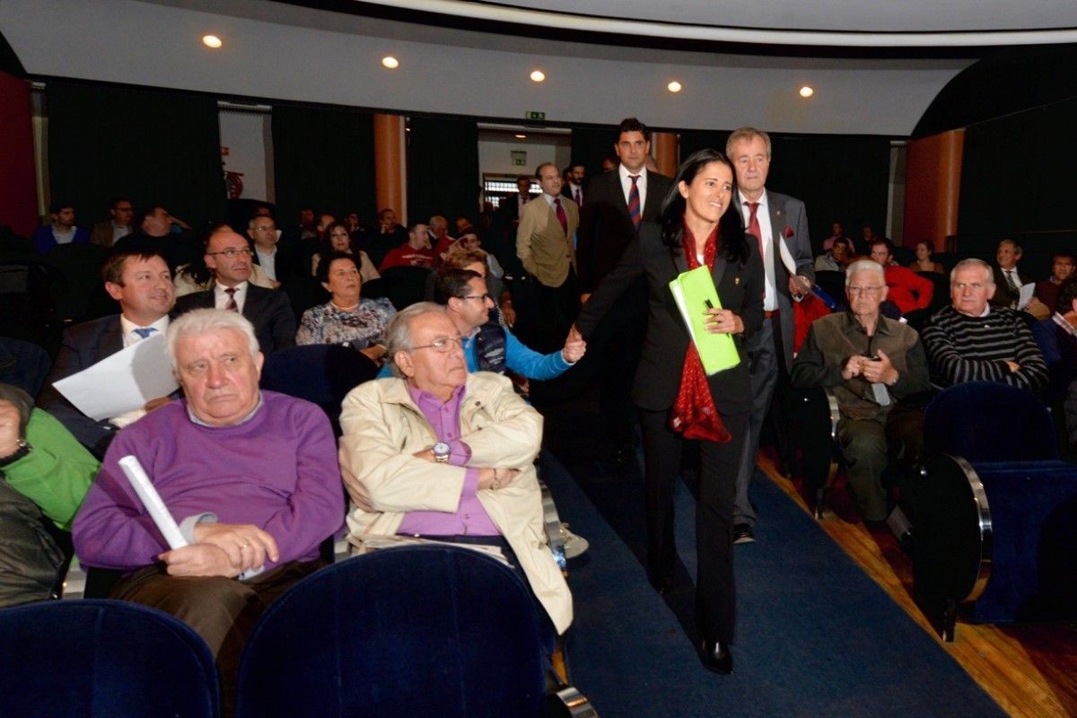 Lupe Murillo entrando en la junta general de accionistas del Pontevedra