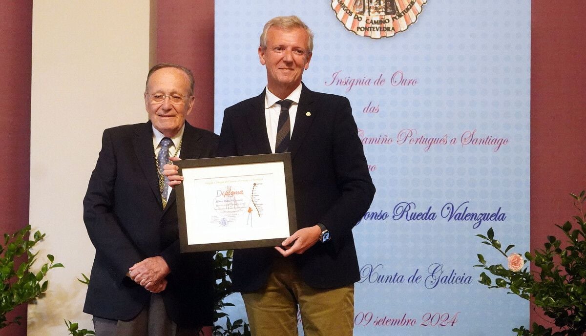 El presidente de la Xunta recibe la insignia de oro de manos de la Asociación de Amigos y Amigas del Camino Portugués a Santiago 