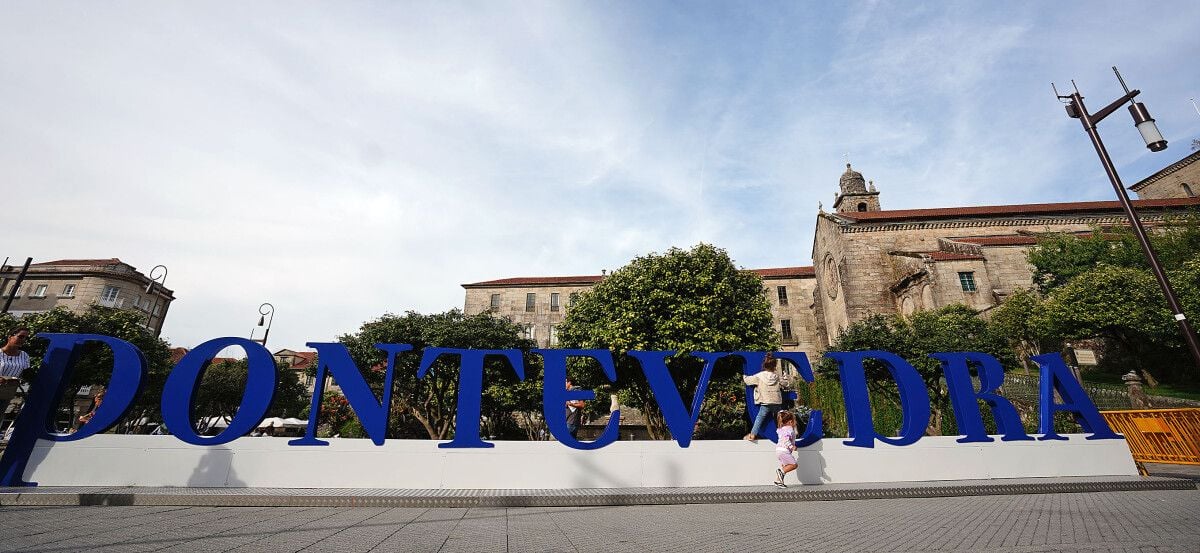 Letrero 'Pontevedra' en la Praza de Ourense