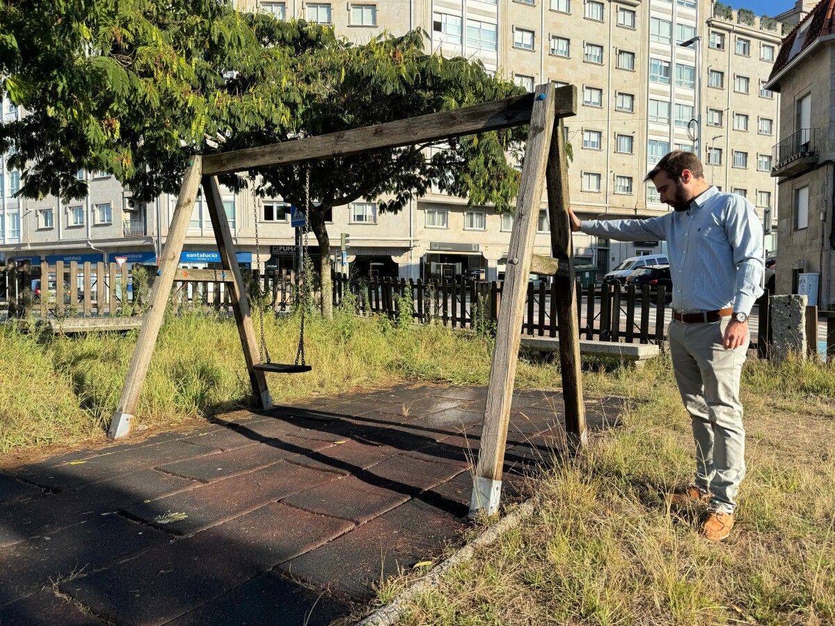 El concejal del PP Iago Acuña en el parque infantil Ribeira dos Peiraos