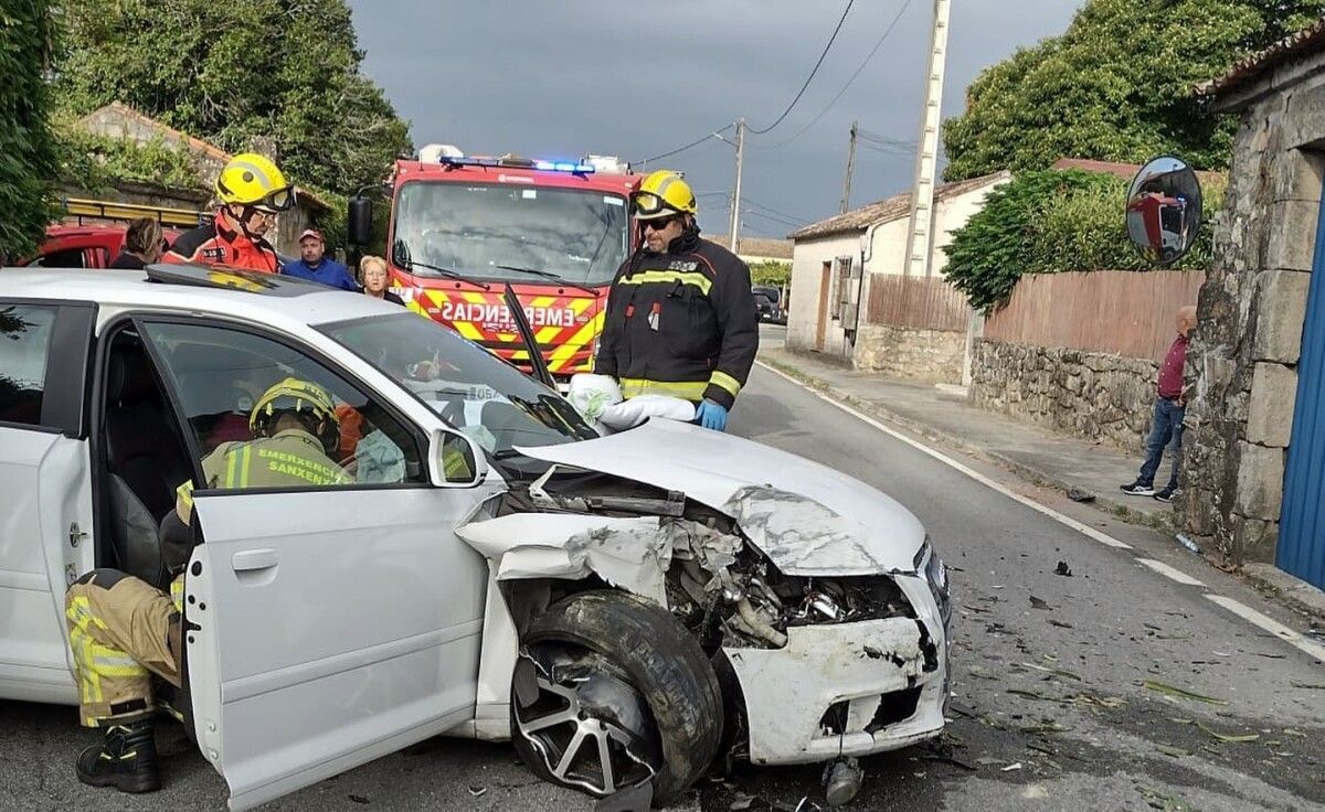 La conductora herida en Meaño es atendida por los servicios de Emergencia