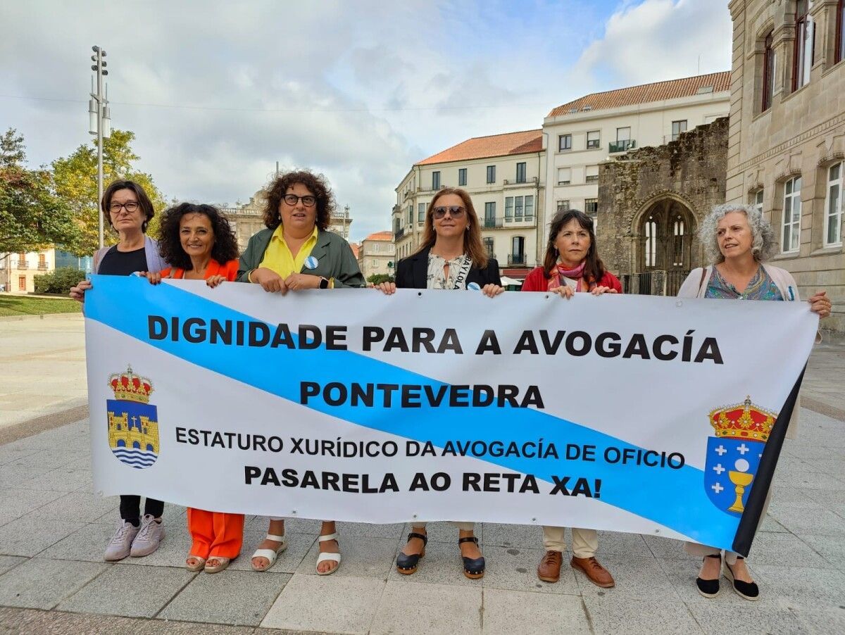 Representantes de la plataforma 'Dignidade Avogacía Pontevedra'