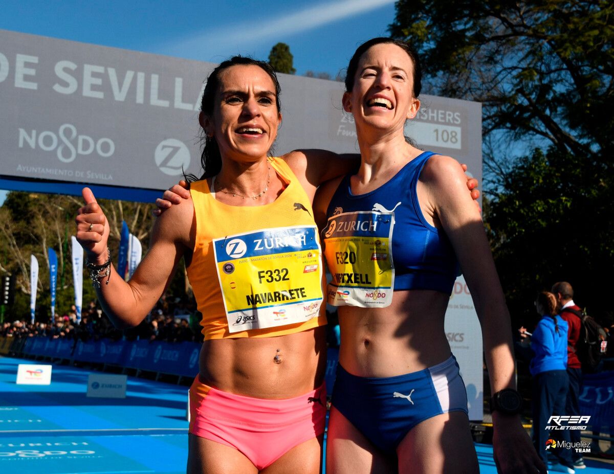 Ester Navarrete (esquerda) tras proclamarse campioa de España de Maratón