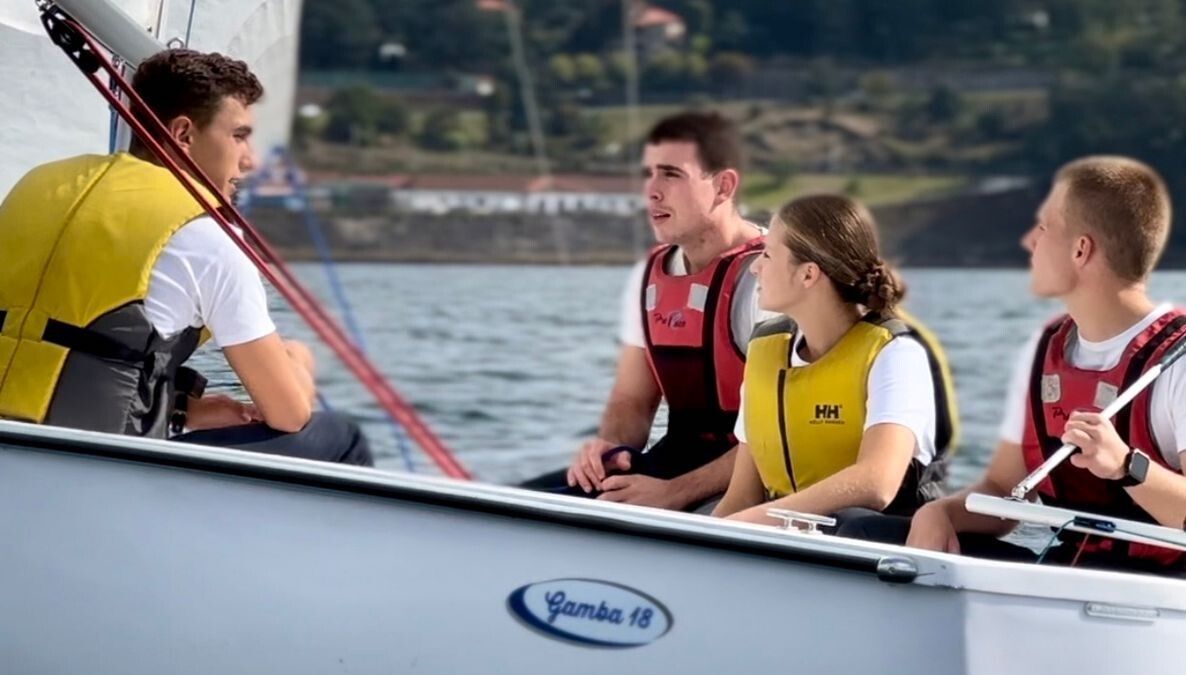 La princesa de Asturias navegando con sus compañeros por la ría de Pontevedra