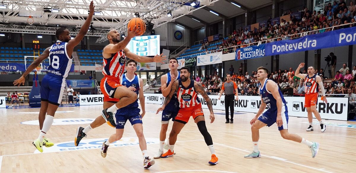 Primera jornada del IX Torneo EncestaRías en el Pabellón Municipal 