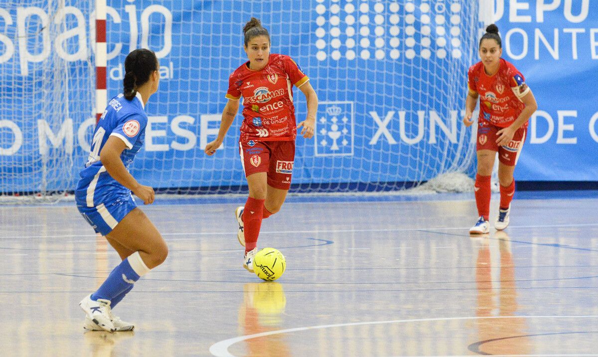 Partido de liga entre Poio Pescamar y LBTL Futsal Alcantarilla en A Seca