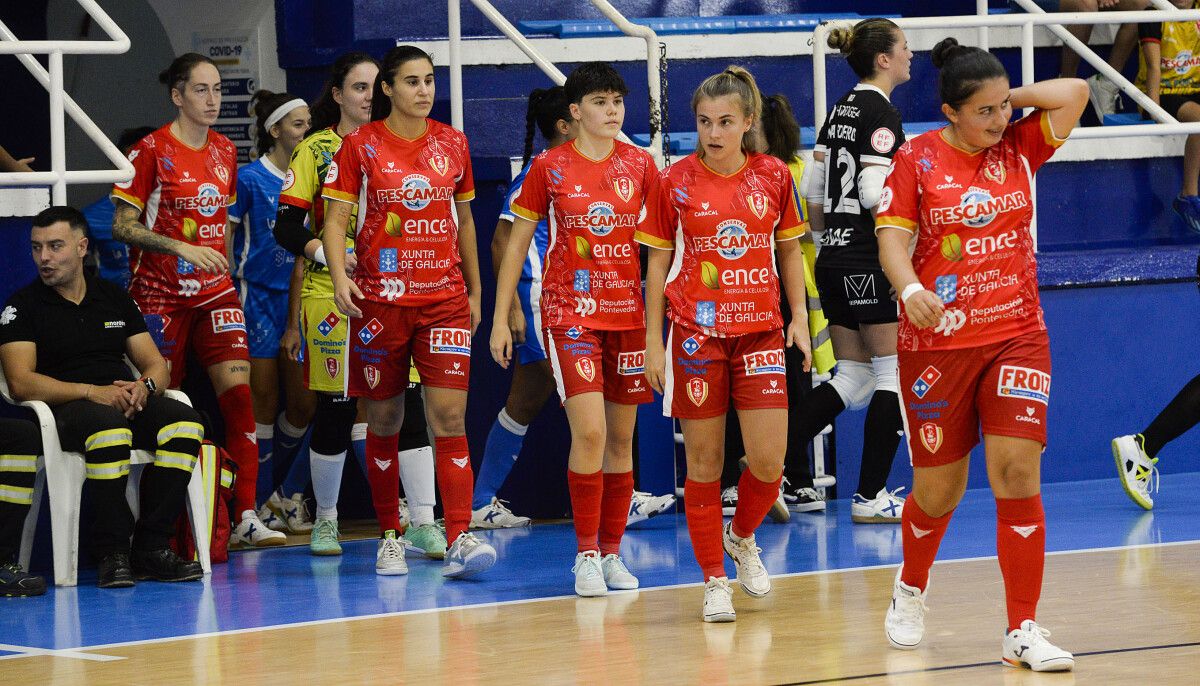 Partido de liga entre Poio Pescamar y LBTL Futsal Alcantarilla en A Seca