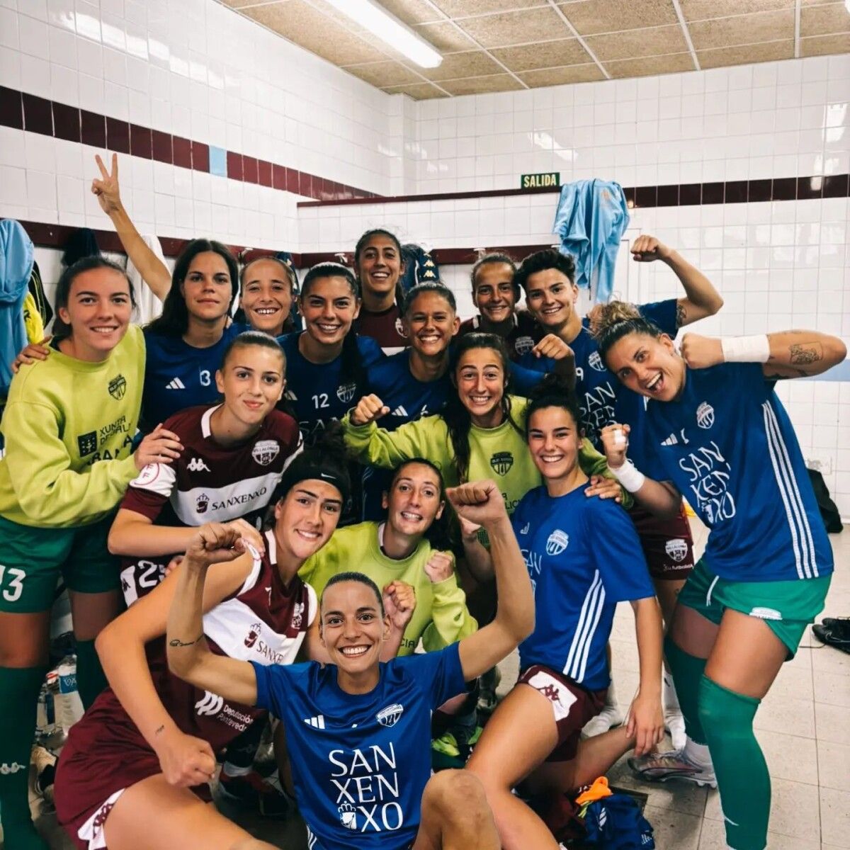 Las jugadoras del Atlético Villalonga celebran el triunfo ante el Real Avilés