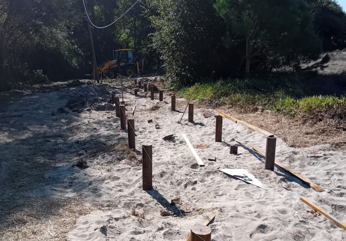 Instalación de la pasarela en la playa de Areas