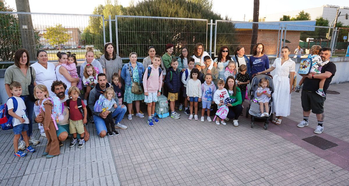 Familias e alumnado de cuarto de infantil do CEIP A Xunqueira 1