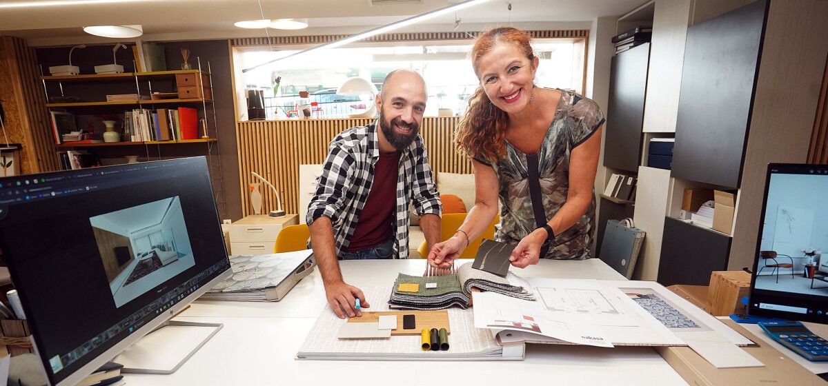 Sergio Laiseca, interiorista, e Manuela Rosales, xerente de Nakasa Interiorismo, traballando na zona de proxectos