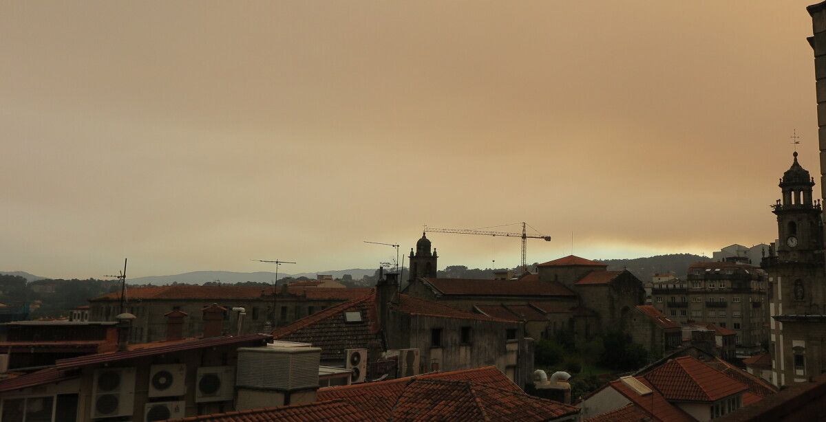 El humo de los incendios de Portugal sobre la ciudad de Pontevedra