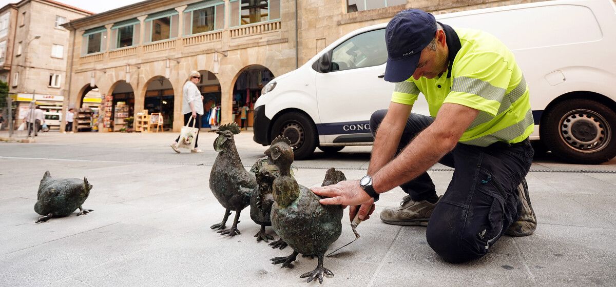 La escultura de las gallinas recupera la normalidad delante del mercado 