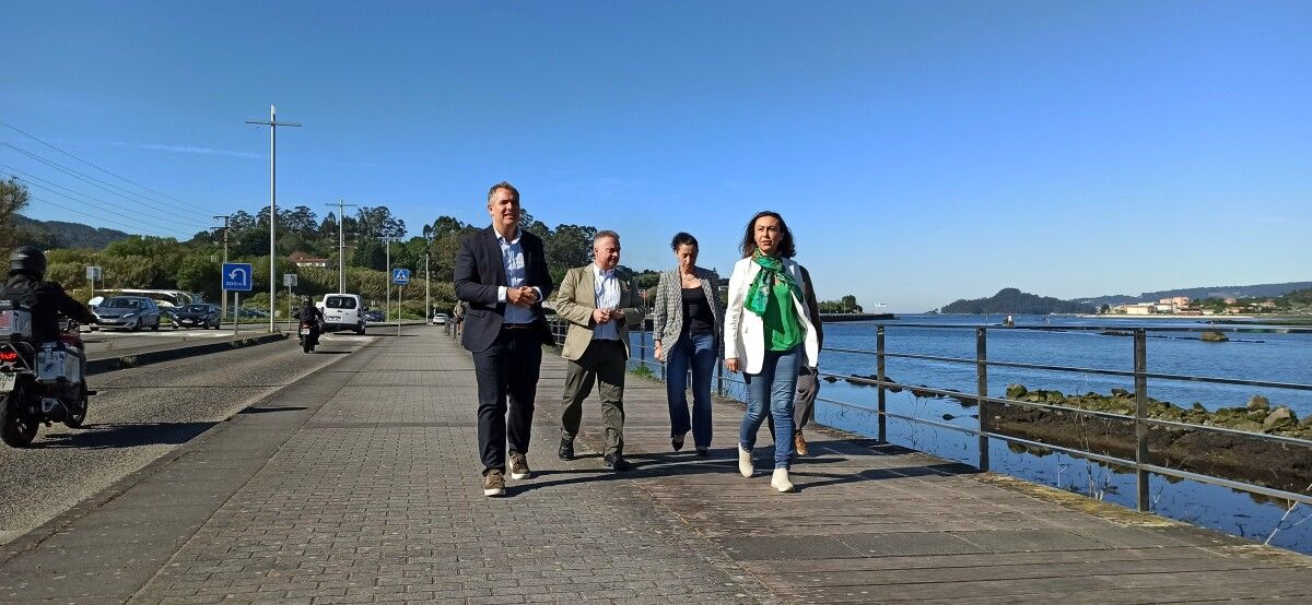 Rafa Domínguez e María Ramallo camiñan polo paseo de beiramar