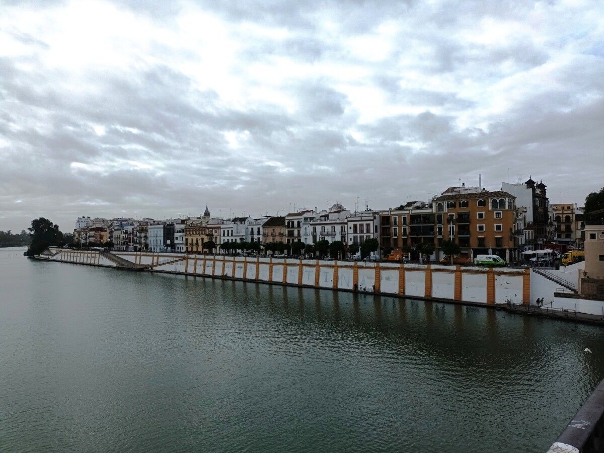 Rúa Betis dende a Ponte de Isabel II