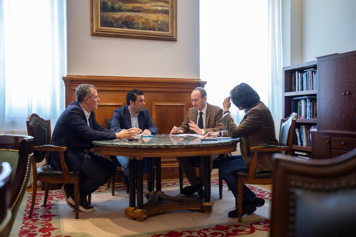 Luis López reunido con el director de la UNED, Víctor González Sánchez